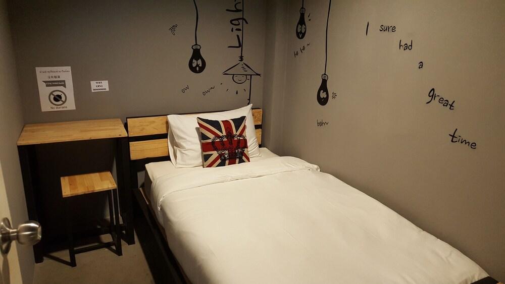 Hostel La Belle Nuit House Chiang Mai Zewnętrze zdjęcie
